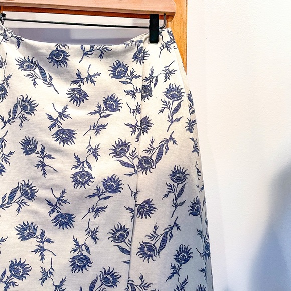 Tory Burch SZ 4 White With Blue Florals A Line Skirt! - Picture 4 of 10